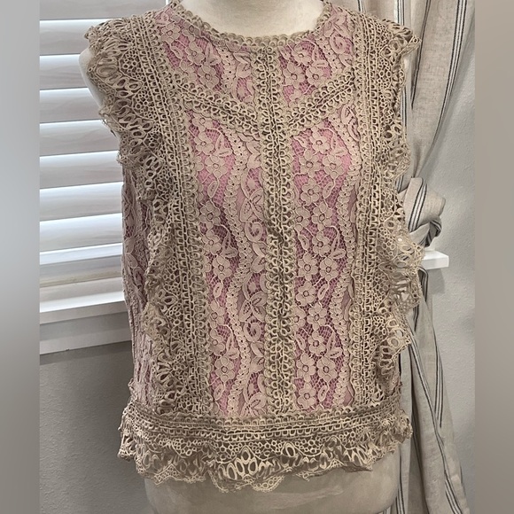 ERI + ALI SYDNEY LACE TOP SZ SMALL DK CREAM LACE PINK UNDERLAY ROMANTIC COTTAGE - Picture 2 of 9